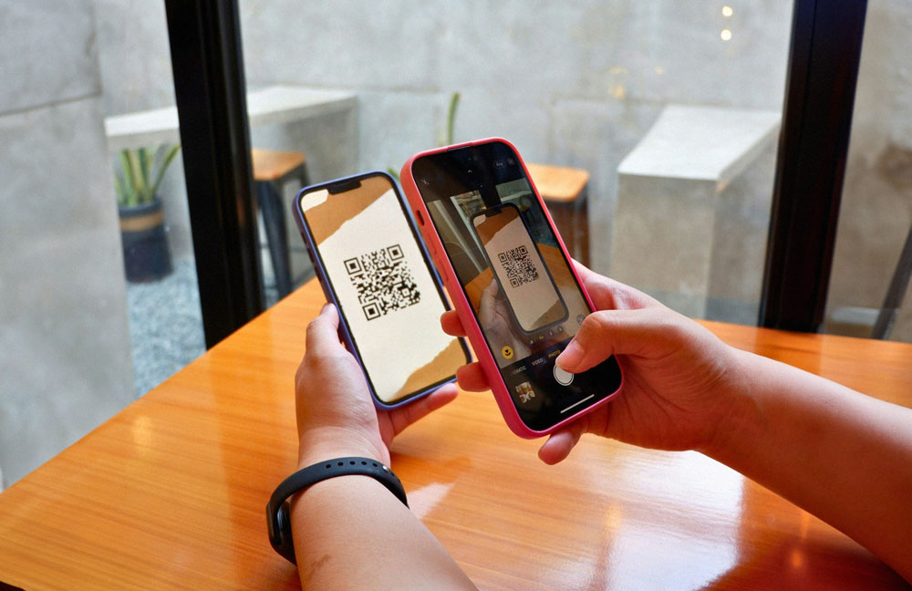 How does the QR feature on Paysera work?